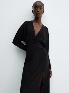 Czarna sukienka Mango w stylu casual z dekoltem w kształcie litery v z długim rękawem
