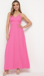 Różowa sukienka born2be z dekoltem w kształcie litery v kopertowa na ramiączkach