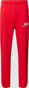 Czerwone spodnie Nike z dresówki w sportowym stylu