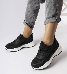 Czarne buty sportowe ButyModne z płaską podeszwą sznurowane w sportowym stylu