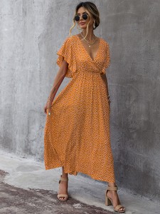 Pomarańczowa sukienka Tina z krótkim rękawem w stylu casual z dekoltem w kształcie litery v
