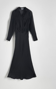 Czarna sukienka Reserved midi z długim rękawem z tkaniny
