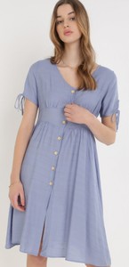 Niebieska sukienka born2be z dekoltem w kształcie litery v w stylu casual z krótkim rękawem