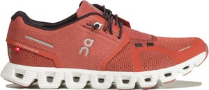 Czerwone buty sportowe On Running z płaską podeszwą sznurowane w sportowym stylu