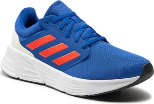 Niebieskie buty sportowe Adidas w sportowym stylu