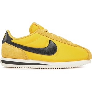 Żółte buty sportowe Nike cortez w sportowym stylu