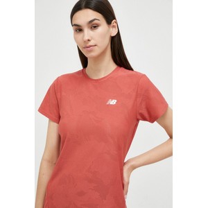 Czerwony t-shirt New Balance z okrągłym dekoltem w sportowym stylu