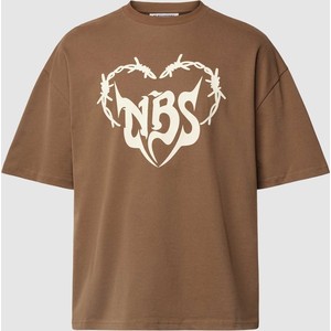 Brązowy t-shirt No Bystanders w młodzieżowym stylu z krótkim rękawem z bawełny