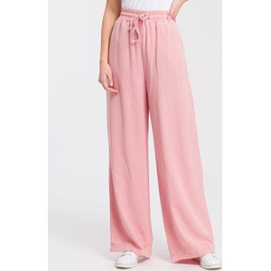 Różowe spodnie Cross Jeans w stylu retro