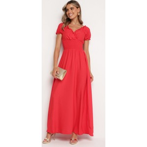 Czerwona sukienka born2be z dekoltem w kształcie litery v z krótkim rękawem