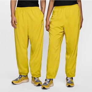 Żółte spodnie Nike w sportowym stylu