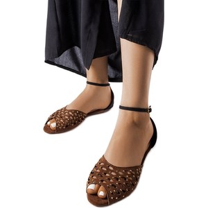Brązowe sandały ButyModne z płaską podeszwą z klamrami