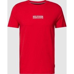 Czerwony t-shirt Tommy Hilfiger w młodzieżowym stylu