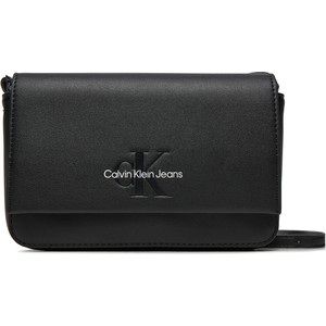 Czarna torebka Calvin Klein średnia matowa w młodzieżowym stylu