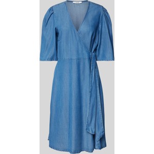 Niebieska sukienka mbyM z dekoltem w kształcie litery v kopertowa z tkaniny