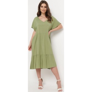 Zielona sukienka born2be w stylu casual midi z dekoltem w kształcie litery v