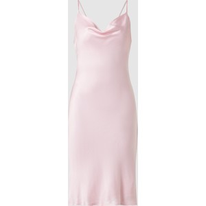 Różowa sukienka Bardot rozkloszowana