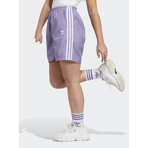 Fioletowe szorty Adidas w sportowym stylu