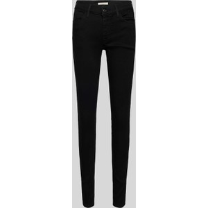 Czarne jeansy Levis w street stylu