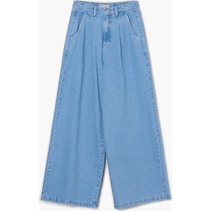 Niebieskie jeansy Cropp w street stylu