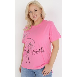 Różowy t-shirt born2be z nadrukiem z okrągłym dekoltem w stylu klasycznym