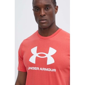Czerwony t-shirt Under Armour z nadrukiem w sportowym stylu
