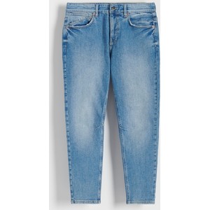 Niebieskie jeansy Reserved w street stylu