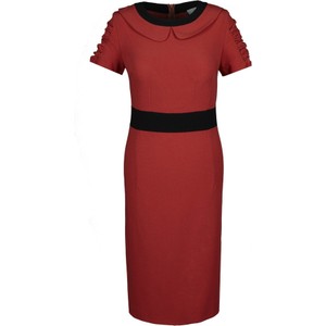 Czerwona sukienka Fokus dopasowana z krótkim rękawem midi