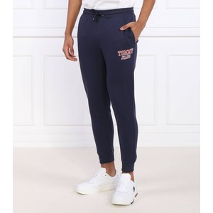Granatowe spodnie sportowe Tommy Jeans z dresówki w sportowym stylu
