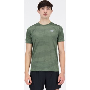 Zielony t-shirt New Balance w sportowym stylu