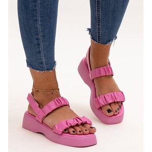 Różowe sandały ButyModne w stylu casual z płaską podeszwą z klamrami