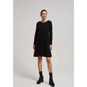 Czarna sukienka Moodo.pl w stylu casual rozkloszowana mini