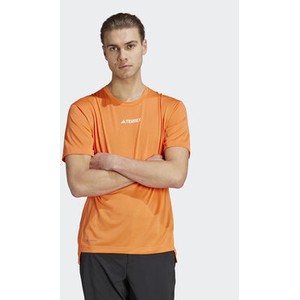 Pomarańczowy t-shirt Adidas w sportowym stylu