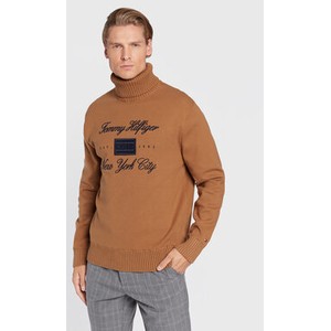 Brązowy sweter Tommy Hilfiger w młodzieżowym stylu