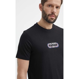 Czarny t-shirt Tommy Hilfiger w młodzieżowym stylu z bawełny z nadrukiem