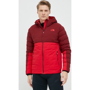 Czerwona kurtka The North Face w sportowym stylu krótka