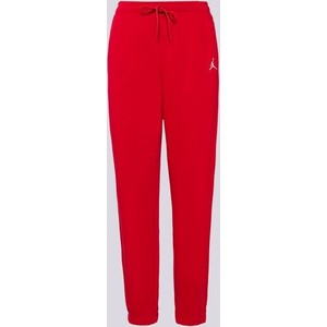 Czerwone spodnie Jordan w street stylu