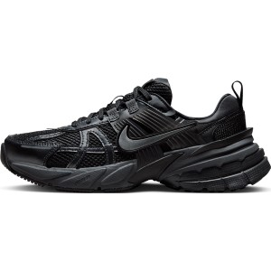 Czarne buty sportowe Nike z płaską podeszwą sznurowane w sportowym stylu