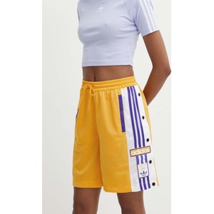 Żółte szorty Adidas Originals w sportowym stylu