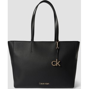 Czarna torebka Calvin Klein w wakacyjnym stylu z breloczkiem na ramię