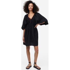 Czarna sukienka H & M z dekoltem w kształcie litery v