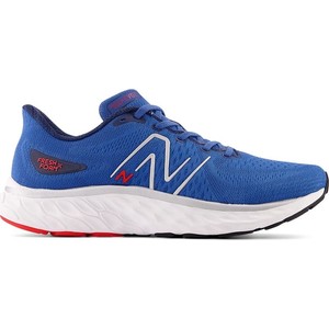Niebieskie buty sportowe New Balance w sportowym stylu