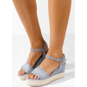 Niebieskie sandały Zapatos na koturnie z klamrami w stylu casual
