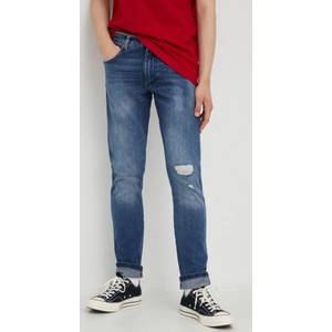 Niebieskie jeansy Wrangler w młodzieżowym stylu