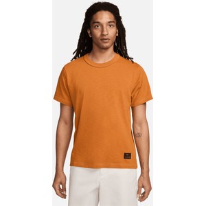 Pomarańczowy t-shirt Nike w sportowym stylu