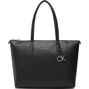 Czarna torebka Calvin Klein duża w wakacyjnym stylu