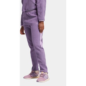 Fioletowe spodnie sportowe Adidas w sportowym stylu