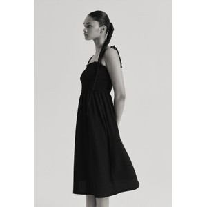 Czarna sukienka H & M z dekoltem w karo z dżerseju