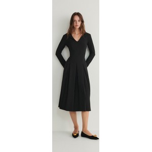 Czarna sukienka Reserved z długim rękawem z tkaniny z dekoltem w kształcie litery v