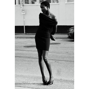 Czarna sukienka H & M w stylu casual dopasowana z tkaniny